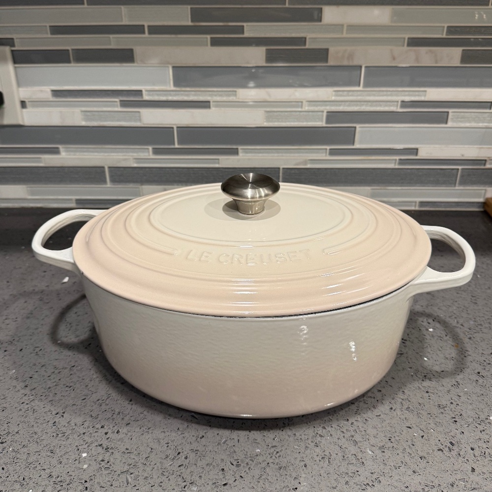 Le Creuset 8 Qt Oval Dutch Oven Cream Enameled Cast Iron w/ Stainless Knob